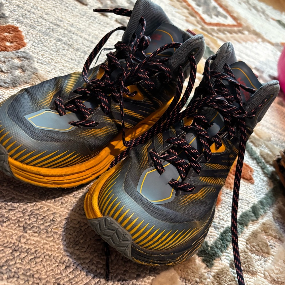 Women’s Hoka SpeedGoat Mid GTX2 Sz 9.5